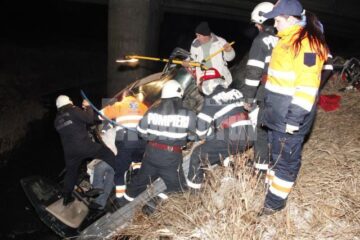 Pompierii au muncit mai bine de 40 de minute pentru a scoate răniții din mașina care risca să se scufunde, iar medicii care i-au preluat pe bărbați au spus că aceștia au scăpat ca prin minune