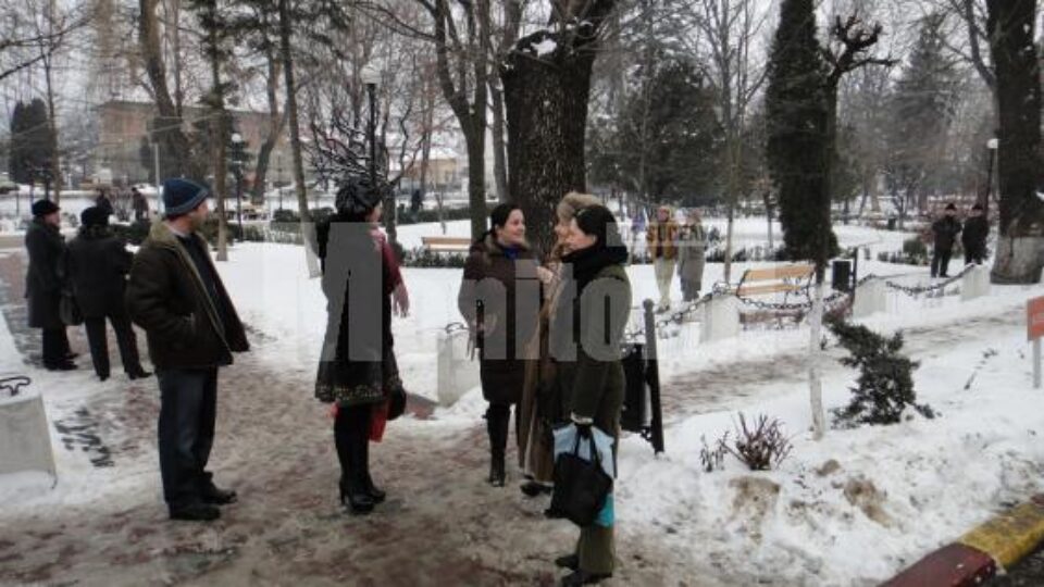 Aproape 15 profesori din municipiul Rădăuți au poposit ieri după-amiază, pentru câteva minute Aproape 15 profesori din municipiul Rădăuți au poposit ieri după-amiază, pentru câteva minute