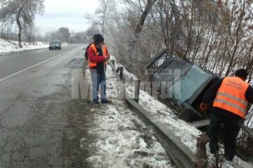 Mașina a rupt parapetul și s-a oprit în arbuștii din apropiere