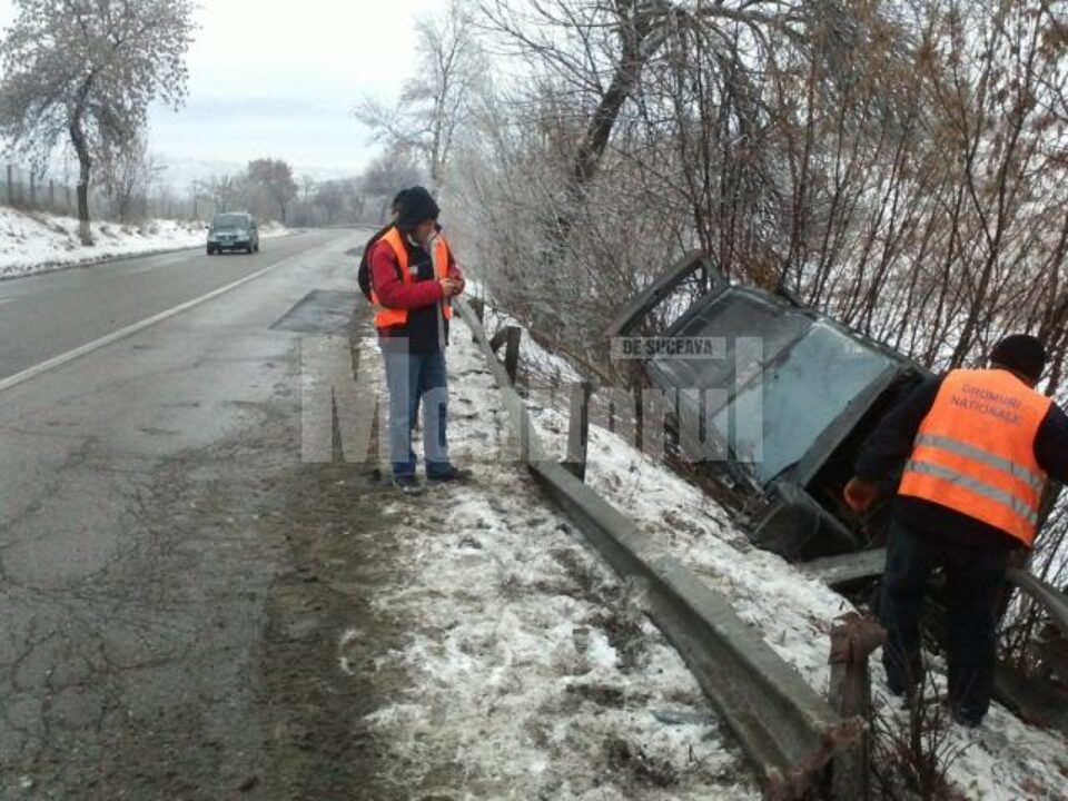 Mașina a rupt parapetul și s-a oprit în arbuștii din apropiere