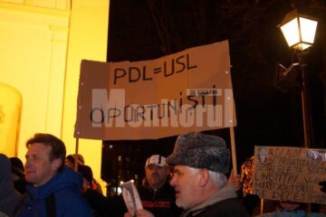 Câteva zeci de persoane au continuat să proteste, sâmbătă și duminică seara în fața Palatului Administrativ din Suceava