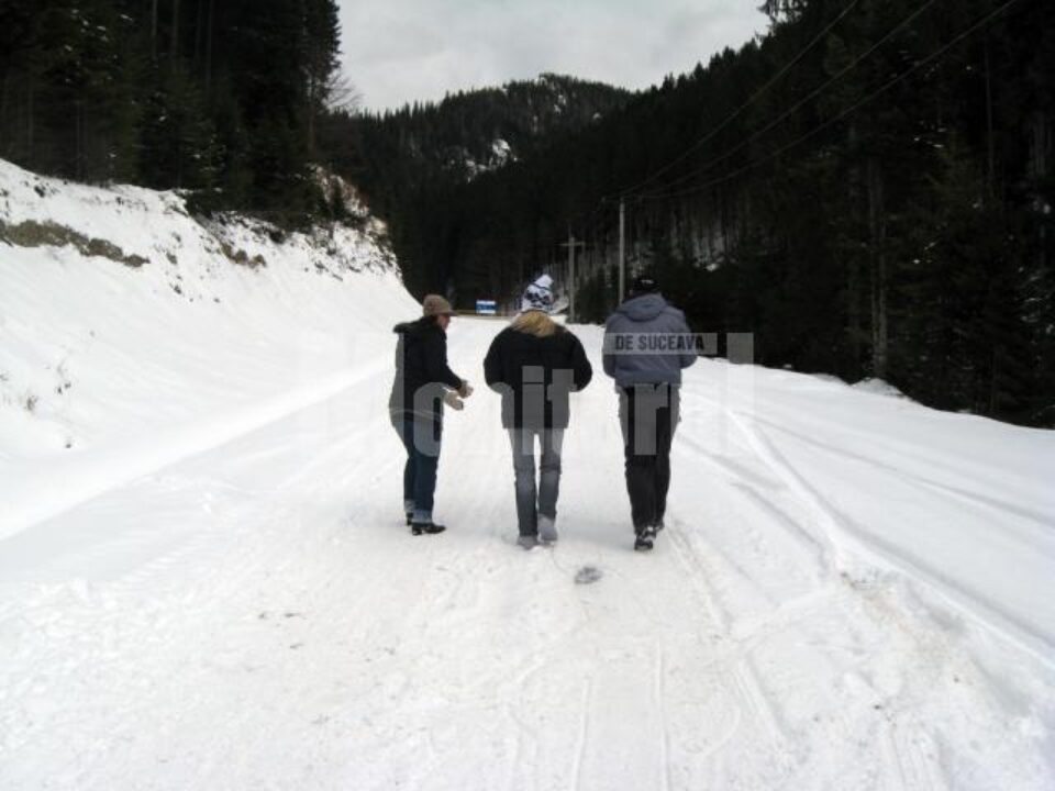 Turiștii au luat-o la pas spre masivul Rarău