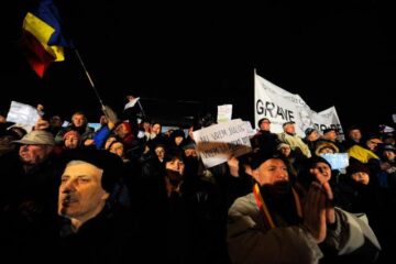 Persoane din Piața Universității strigă lozinci contra președintelui Traian Basescu și în favoarea alegerilor anticipate. Foto: MEDIAFAX