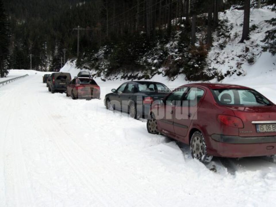 Mașini trase pe dreapta pentru ca nu puteau urca din caza zăpezii