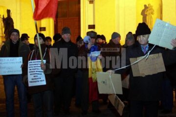 Câteva zeci de persoane au continuat să proteste, sâmbătă și duminică seara în fața Palatului Administrativ din Suceava