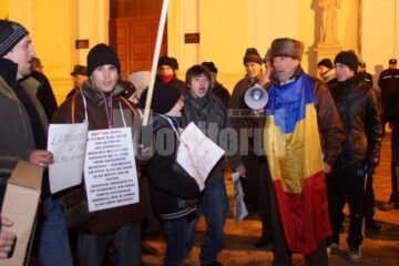 Câteva zeci de persoane au continuat să proteste, sâmbătă și duminică seara în fața Palatului Administrativ din Suceava
