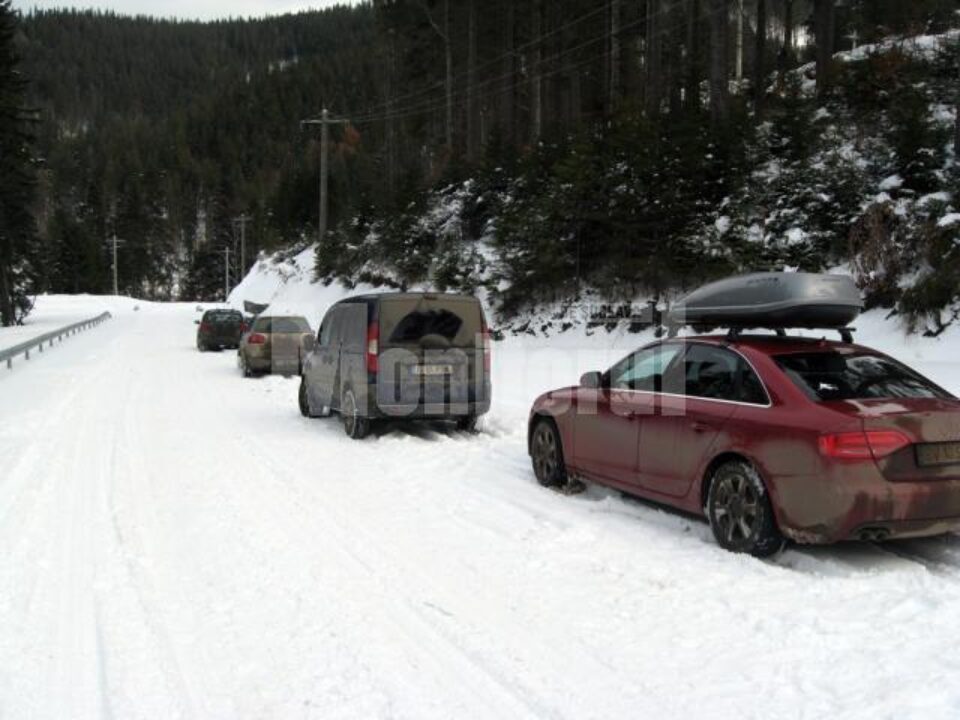 Mașini trase pe dreapta pentru ca nu puteau urca din caza zăpezii