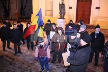 Protestele au continuat în fața Prefecturii, cu oameni puțini, dar gălăgioși
