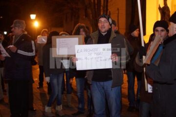 Câteva zeci de persoane au continuat să proteste, sâmbătă și duminică seara în fața Palatului Administrativ din Suceava