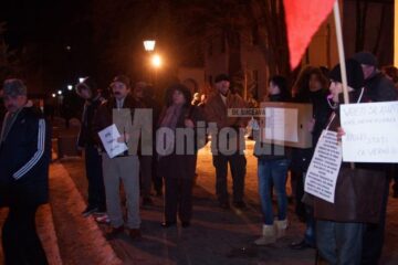 Câteva zeci de persoane au continuat să proteste, sâmbătă și duminică seara în fața Palatului Administrativ din Suceava