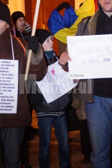 Câteva zeci de persoane au continuat să proteste, sâmbătă și duminică seara în fața Palatului Administrativ din Suceava