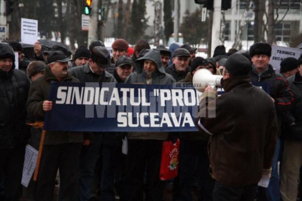 Sindicaliștii de la Termica și-au strigat nemulțumirile sub geamurile Primăriei Suceava