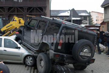 Un individ aflat la volanul unui Hummer H2 s-a urcat pur și simplu cu roțile pe un autoturism Logan și a avariat alte două mașini