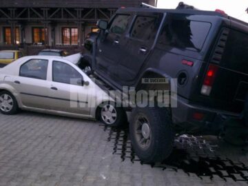 Un individ aflat la volanul unui Hummer H2 s-a urcat pur și simplu cu roțile pe un autoturism Logan și a avariat alte două mașini