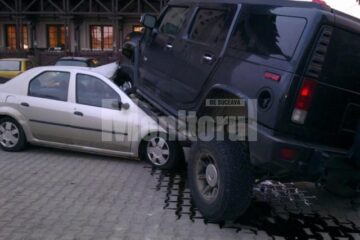 Un individ aflat la volanul unui Hummer H2 s-a urcat pur și simplu cu roțile pe un autoturism Logan și a avariat alte două mașini