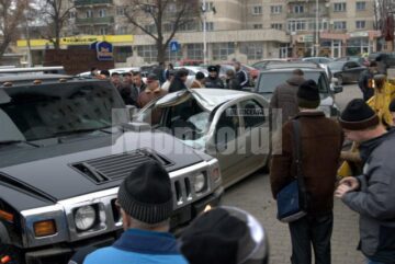 Un individ aflat la volanul unui Hummer H2 s-a urcat pur și simplu cu roțile pe un autoturism Logan și a avariat alte două mașini