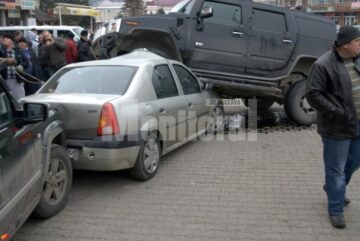 Un individ aflat la volanul unui Hummer H2 s-a urcat pur și simplu cu roțile pe un autoturism Logan și a avariat alte două mașini