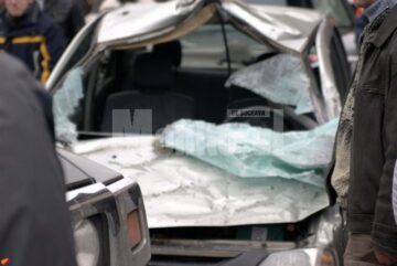 Un individ aflat la volanul unui Hummer H2 s-a urcat pur și simplu cu roțile pe un autoturism Logan și a avariat alte două mașini