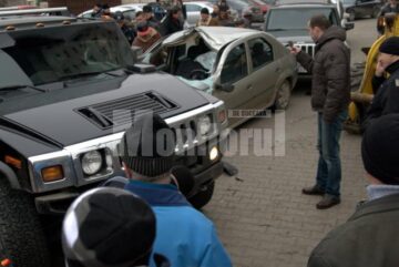 Un individ aflat la volanul unui Hummer H2 s-a urcat pur și simplu cu roțile pe un autoturism Logan și a avariat alte două mașini