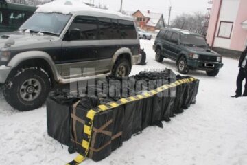 Țigările, în valoare de aproximativ 111.800 de lei, au fost ridicate în vederea confiscării, iar cele două autoturisme de teren au fost indisponibilizate