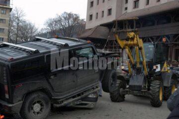 Un individ aflat la volanul unui Hummer H2 s-a urcat pur și simplu cu roțile pe un autoturism Logan și a avariat alte două mașini