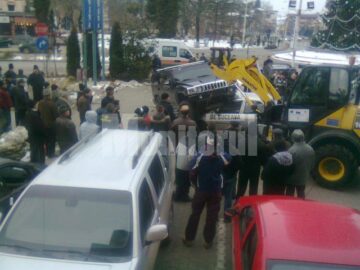 Un individ aflat la volanul unui Hummer H2 s-a urcat pur și simplu cu roțile pe un autoturism Logan și a avariat alte două mașini