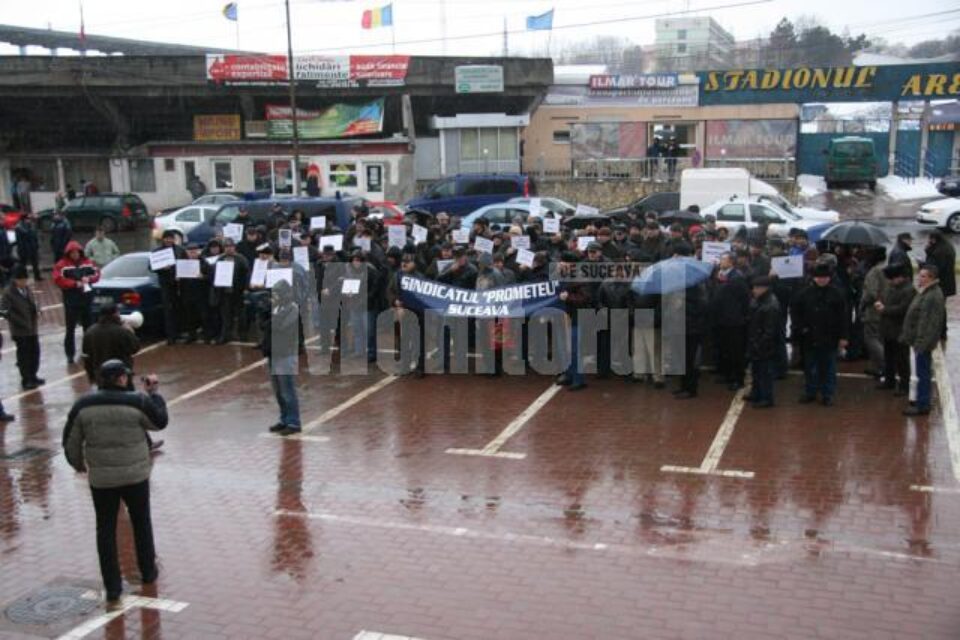 Sindicaliștii de la Termica și-au strigat nemulțumirile sub geamurile Primăriei Suceava
