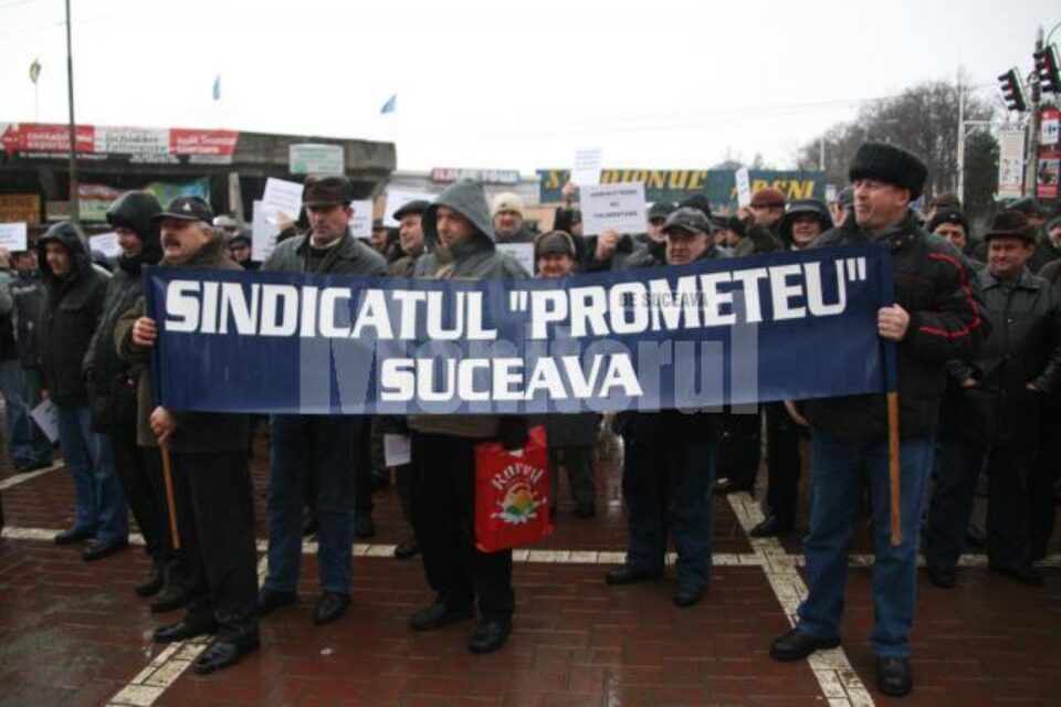 Sindicaliștii de la Termica și-au strigat nemulțumirile sub geamurile Primăriei Suceava