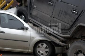 Un individ aflat la volanul unui Hummer H2 s-a urcat pur și simplu cu roțile pe un autoturism Logan și a avariat alte două mașini