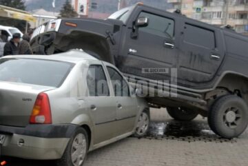 Un individ aflat la volanul unui Hummer H2 s-a urcat pur și simplu cu roțile pe un autoturism Logan și a avariat alte două mașini