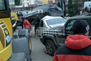 Un individ aflat la volanul unui Hummer H2 s-a urcat pur și simplu cu roțile pe un autoturism Logan și a avariat alte două mașini