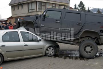 Un individ aflat la volanul unui Hummer H2 s-a urcat pur și simplu cu roțile pe un autoturism Logan și a avariat alte două mașini