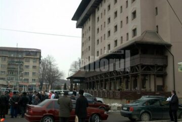 Un individ aflat la volanul unui Hummer H2 s-a urcat pur și simplu cu roțile pe un autoturism Logan și a avariat alte două mașini
