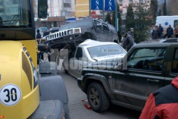 Un individ aflat la volanul unui Hummer H2 s-a urcat pur și simplu cu roțile pe un autoturism Logan și a avariat alte două mașini
