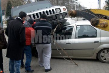 Un individ aflat la volanul unui Hummer H2 s-a urcat pur și simplu cu roțile pe un autoturism Logan și a avariat alte două mașini
