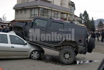Un individ aflat la volanul unui Hummer H2 s-a urcat pur și simplu cu roțile pe un autoturism Logan și a avariat alte două mașini