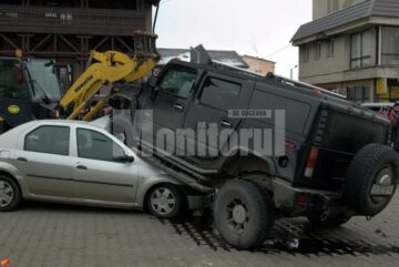 Un individ aflat la volanul unui Hummer H2 s-a urcat pur și simplu cu roțile pe un autoturism Logan și a avariat alte două mașini