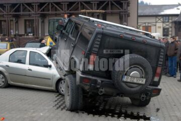 Un individ aflat la volanul unui Hummer H2 s-a urcat pur și simplu cu roțile pe un autoturism Logan și a avariat alte două mașini