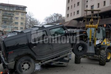 Un individ aflat la volanul unui Hummer H2 s-a urcat pur și simplu cu roțile pe un autoturism Logan și a avariat alte două mașini