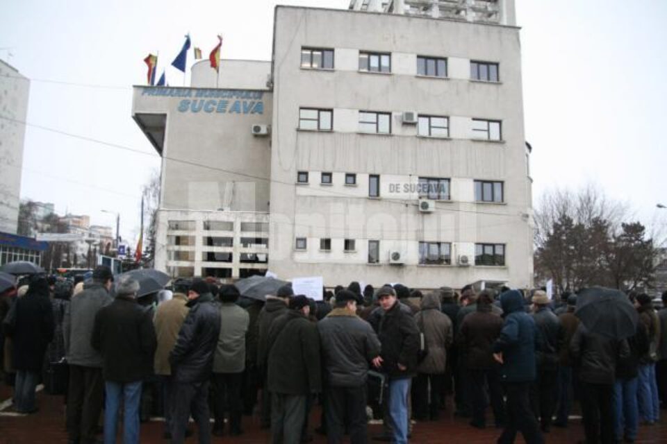 Sindicaliștii de la Termica și-au strigat nemulțumirile sub geamurile Primăriei Suceava