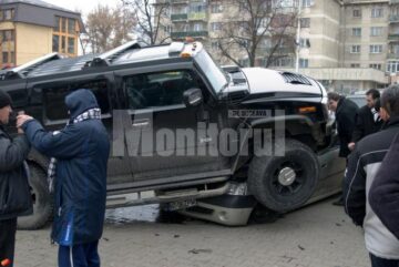 Un individ aflat la volanul unui Hummer H2 s-a urcat pur și simplu cu roțile pe un autoturism Logan și a avariat alte două mașini