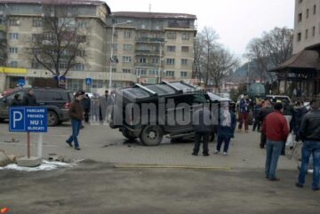 Un individ aflat la volanul unui Hummer H2 s-a urcat pur și simplu cu roțile pe un autoturism Logan și a avariat alte două mașini