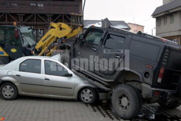 Un individ aflat la volanul unui Hummer H2 s-a urcat pur și simplu cu roțile pe un autoturism Logan și a avariat alte două mașini