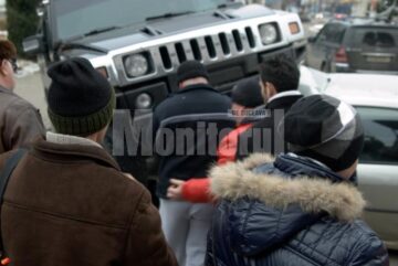 Un individ aflat la volanul unui Hummer H2 s-a urcat pur și simplu cu roțile pe un autoturism Logan și a avariat alte două mașini
