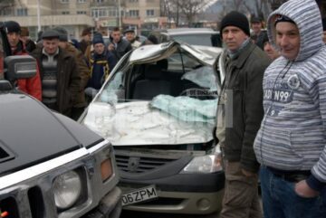 Un individ aflat la volanul unui Hummer H2 s-a urcat pur și simplu cu roțile pe un autoturism Logan și a avariat alte două mașini