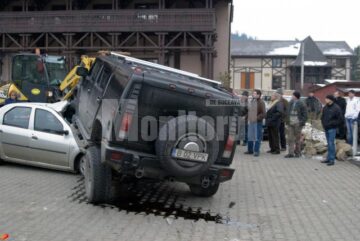 Un individ aflat la volanul unui Hummer H2 s-a urcat pur și simplu cu roțile pe un autoturism Logan și a avariat alte două mașini