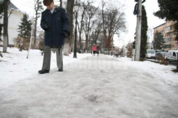 Trotuare acoperite de gheață