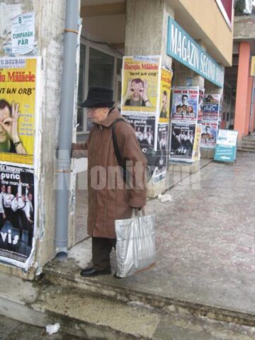 Pietoni obligați să se țină de ceva pentru a putea să coboare scările acoperite cu gheață