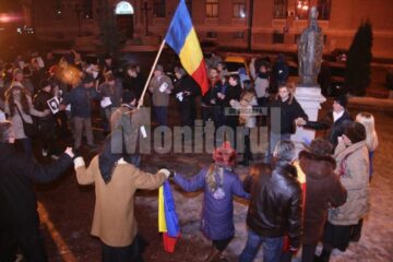 După ce și-au strigat ofurile, protestatarii suceveni s-au prins în Hora Unirii