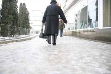 Trotuare acoperite de gheață